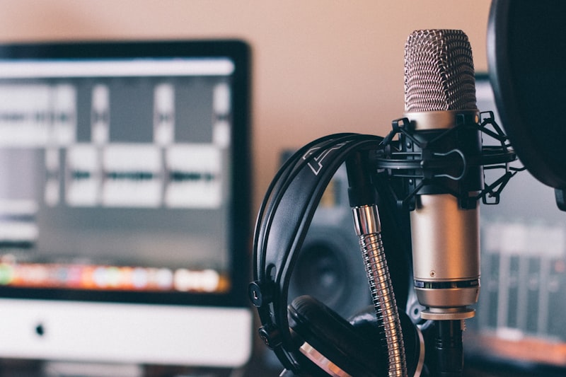 Dynamic and condenser microphones for podcasting